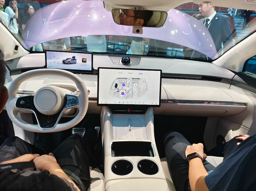 智界、iCAR临门“翻供”，萤火虫力捧电动MINI